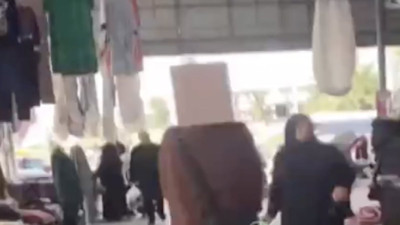 Yalova'da kafasına karton kutu geçirerek çarşı pazar gezen kadın gündem oldu