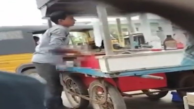 Hindistan'da sokak satıcısı mideleri bulandırdı: İçine mastürbasyon yaptığı ürünleri sattı