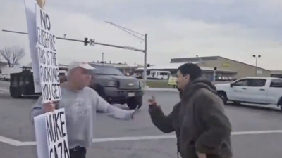 'Gazze'ye nükleer atılsın' yazılı pankart taşıyan adam saldırıya uğradı