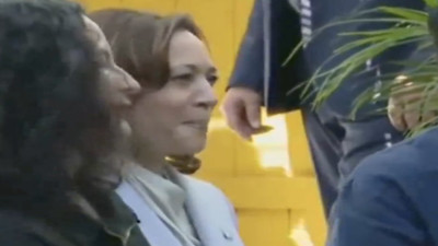 ABD Başkan Yardımcısı Kamala Harris protestocuları şarkı söylüyor zannederek alkışladı