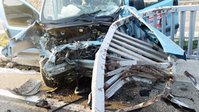 Demir korkuluklara çarpan araçtaki 2 kişi yaralandı