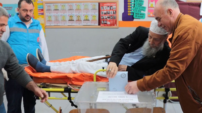 Oy kullanmaya sedyeyle geldi