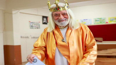 Kral kostümü giyip oy kullanmaya giden vatandaş ilgi çekti