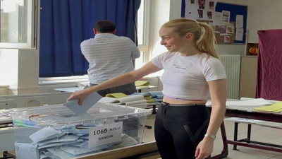 Oyuncu Nilperi Şahinkaya, oy kullanırken zor zamanlar yaşadı