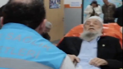 85 yaşındaki vatandaş oy kullanmaya sedye ile gitti