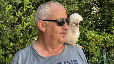 Paçalı tavuğuyla oy vermeye giden adam gündem oldu