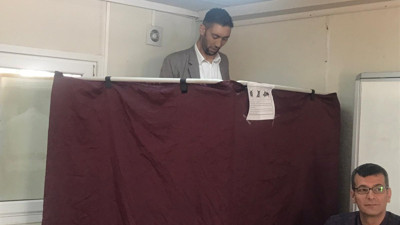 Dünyanın en uzun adamı Sultan Kösen oyunu kullandı. Kabine sığmadı