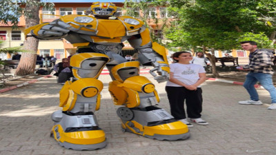 'Bumblebee' kostümüyle oy kullanmaya gitti