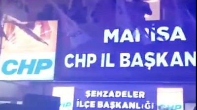 CHP Manisa İl Başkanlığı önünde toplanan vatandaşlar kutlama yapmaya başladı