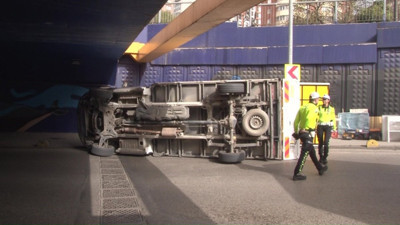Kadıköy'de kamyonet üst geçide çarptı
