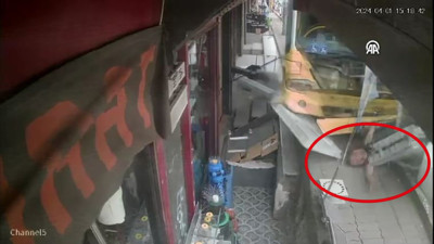 Mucize kurtuluş! İETT otobüsü kaldırıma çıktı. Bu kazadan sağ çıktı