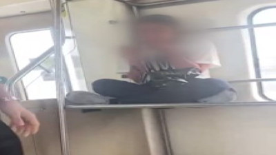 İzmir'de herkesin içinde uyuşturucu madde kullandı: "Bana hemen polis gönderir misin?"