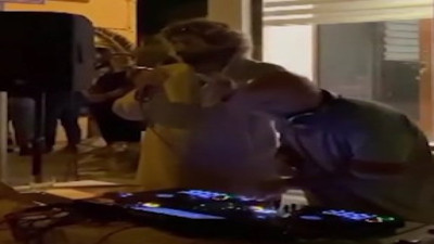 Datça muhtarından Dj eşliğinde kutlama: Muhtarlık ofisinin önünde parti verdi