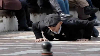 Yaşlı kostümü giyip şınav çekti. Yaşlılar kesin CHP'li bu dedi