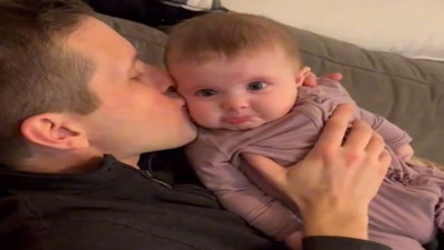 Babası tarafından öpüldükçe duygulanan bebek izleyenlerin kalbini eritti