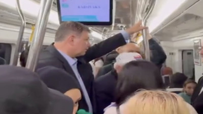 İzmir'in yeni başkanı CHP'li Cemil Tugay İzban'da korumaları olmadan yolculuk yaptı