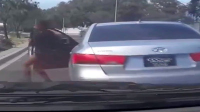 Direksiyonda örümcek gören bir sürücü arabadan atladı