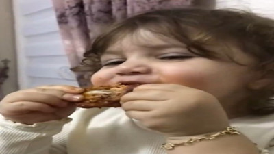 30 saniyede tavuk kanadı bitirmeye çalışan ufaklık izleyenleri güldürdü