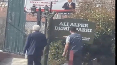 Keçiören Belediyesi'ndeki parklardan Turgut Altınok'un isminin kaldırıldığı anlar gündem oldu