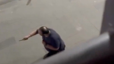 Elindeki bıçağı atıp polise sarılan zihinsel engelli genç kalpleri yumuşattı