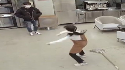 Kendini kaptırmış bir şekilde dans eden garson içeri giren müşteriyi fark edince neye uğradığına şaşırdı