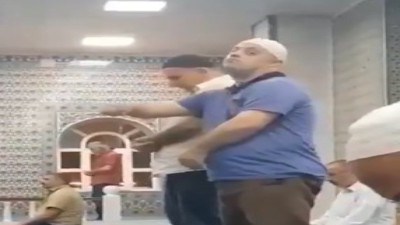 Camide namaz kılarken kendini görüntüleyen adama el hareketi çekti