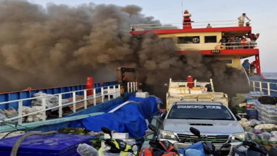 Tayland'da korkutan anlar: Denizin ortasındaki feribot alev aldı!