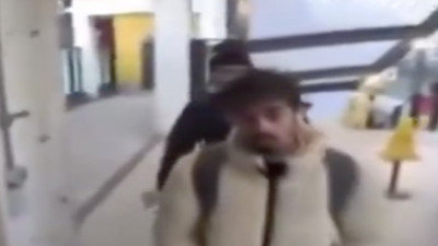 Turnikeden bedava geçmeye çalışan sığınmacılara izin vermedi