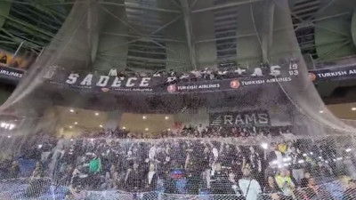 Beşiktaş taraftarı çıldırdı. İlk düdükle birlikte başladılar