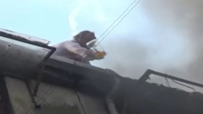 Sürahi ile yangını söndürmeye çalıştı