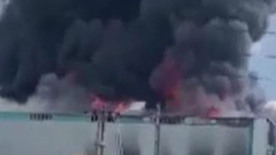 Kara dumanlar gökyüzünü kapladı