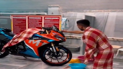 Sürekli kaza yaptığı motosikletini hamama götürüp boy abdesti aldırdı