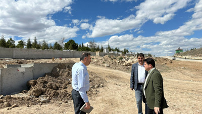 Belediye başkanı seçilir seçilmez kabristana el attı