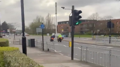 Motosikletli polis kovalamacası: Polis çarparak durdu sandı suçlu koşarak kaçtı