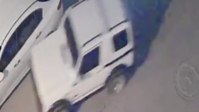 Adana'da taksi bulamayınca araba çalan ikili kaçarken iki araca çarptı