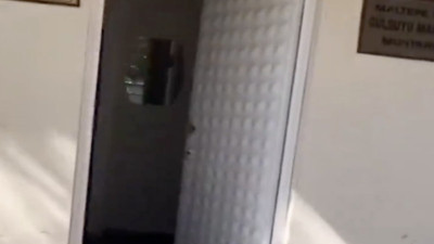 İstanbul'da muhtarlık binasını sadece 1 tabure ve 1 kitaplıkla teslim etti