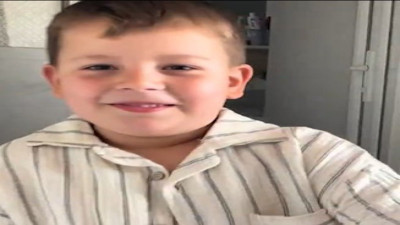 Bayramlık kıyafet deneyen çocuk izleyenleri kahkahalara boğdu "Şişkoyum!"