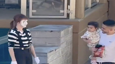 Animatör yüz vermeyen çocuğun arkasından yaptığı hareketle çevredekileri güldürdü