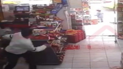 Balonun peşinden yola koşan çocuğunu otomobilin altında kalmaktan son anda kurtardı