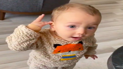 Ufaklığın kurnazca planı: Annesi tarafından öpülmek için başını sehpaya vuruyormuş gibi yaptı