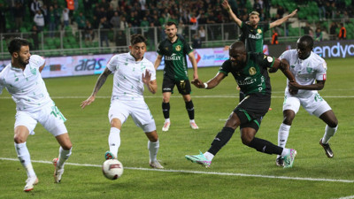 Sakaryaspor 10 kişiyle bayram yaptı