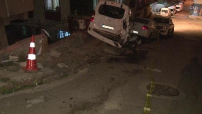 Çöp kamyonu yokuşta geri kaydı. Park halindeki araca çarptı