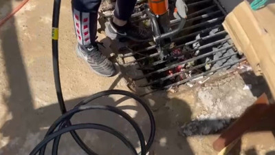 Atık su giderinde mahsur kalan anne kedi ve 2 yavrusu kurtarıldı