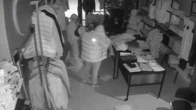 Mağazaya giren hırsızların pişkin tavırları 'pes' dedirtti
