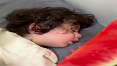 Uykusundan karpuz kokusuyla uyanan çocuğun tatlı tepkisi izleyenleri güldürdü