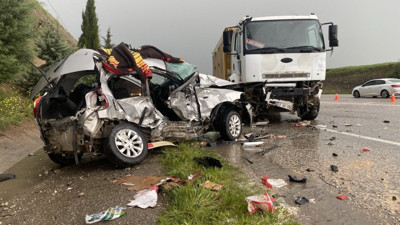 Adıyaman’da kamyon ile otomobil çarpıştı. 2 genç öldü