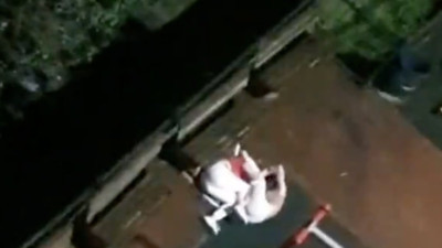 İstanbul Şişli'de parkta iki genç kızın tekme tokat kavgası kameralara yansıdı