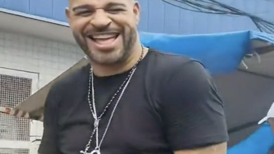 Eski golcü Adriano eski mahallesinde görüntülendi: Keyifli hali sevenlerini sevindirdi