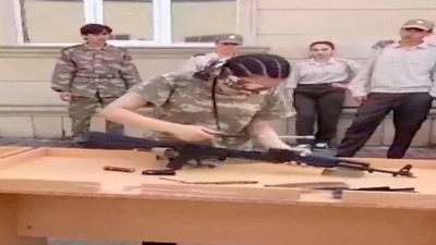 Görenleri hayran bıraktı: Piyade tüfeğini gözleri kapalı 10 saniyede söktü