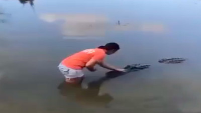 Timsahı önce sevdi, sonra besledi: Cesareti izleyenleri hayrete düşürdü